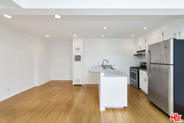 607 Ashland Avenue, Santa Monica CA: https://media.crmls.org/mediaz/140c047f-0e25-4aef-9542-9d8ae7505fdd.jpg