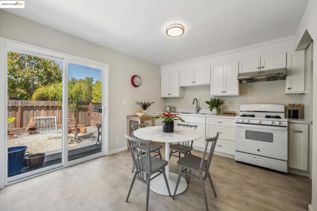 317 Pacific, Alameda CA: https://media.crmls.org/mediaz/140c82fd-4436-436b-9875-1e48c8410c27.jpg