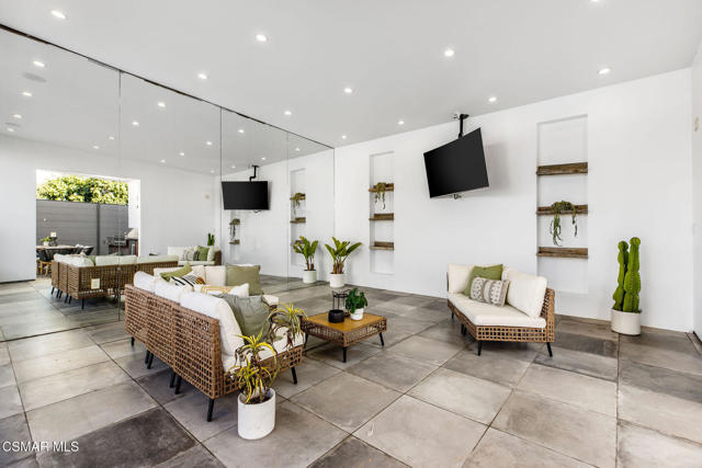 829 Flower Avenue, Venice CA: https://media.crmls.org/mediaz/140cfc2a-994b-4905-b7a0-f178b4b73e1f.jpg