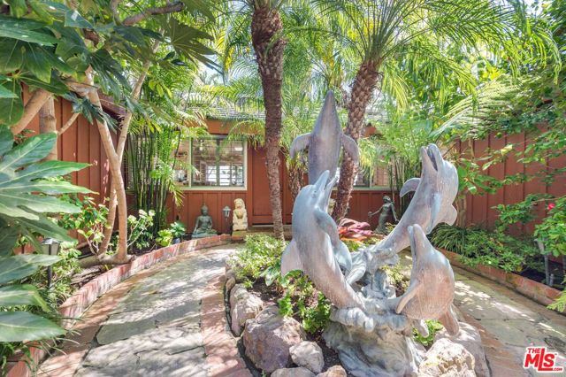 27004 PACIFIC COAST Highway, Malibu CA: https://media.crmls.org/mediaz/140df233-9630-43b3-91f8-d6fd7cbcdf9b.jpg