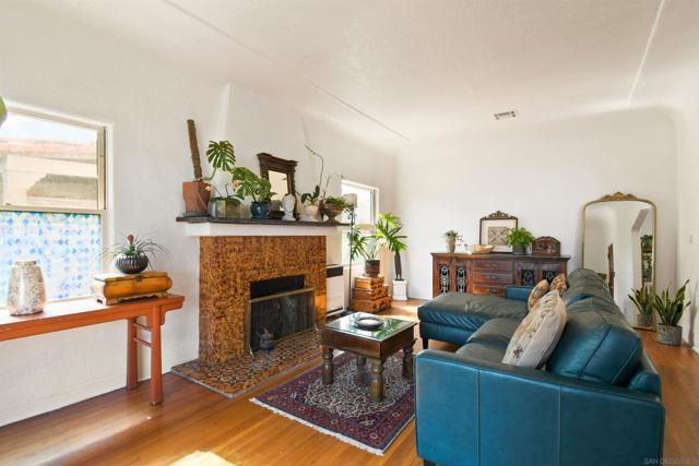 1032 Alberta Pl, San Diego CA: https://media.crmls.org/mediaz/140f35b1-4051-48e3-b072-9ae6faa21142.jpg