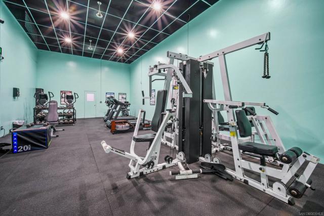 10250 Caminito Cuervo, San Diego CA: https://media.crmls.org/mediaz/140f762b-4c85-4851-9175-10238dc8bc49.jpg