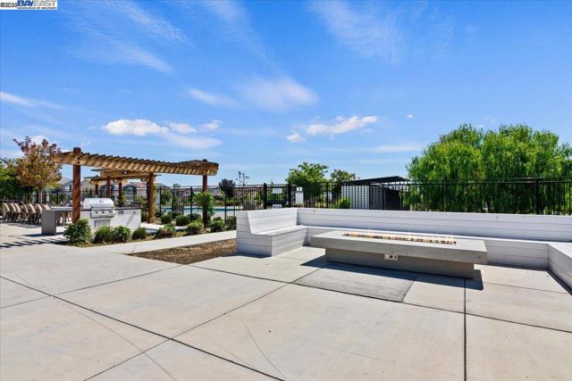 5352 Guenoc Valley Ln, Antioch CA: https://media.crmls.org/mediaz/141019e3-dc8b-4fcc-9141-653665ce6b9d.jpg