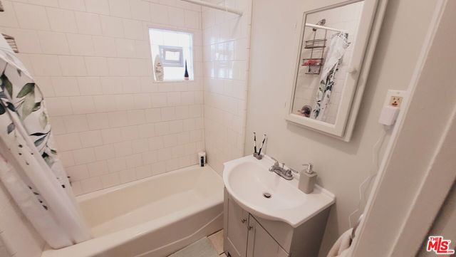 5409 Russell Avenue, Los Angeles CA: https://media.crmls.org/mediaz/14103eb2-b7f9-47f2-9c58-ab6777c5ba1f.jpg