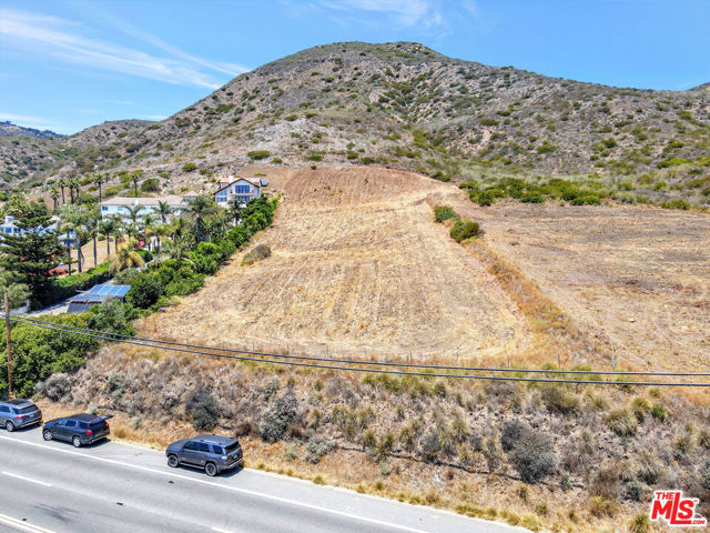 31701 Pacific Coast Hwy, Malibu CA: https://media.crmls.org/mediaz/141123de-0dd0-4fbf-9410-b8ac8c9c0f44.jpg