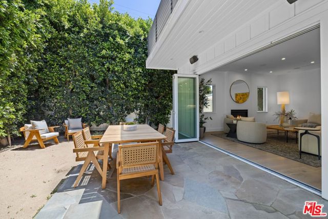 2590 Amherst Avenue, Los Angeles CA: https://media.crmls.org/mediaz/14115c16-fd53-41cf-8043-1d395d431c8b.jpg
