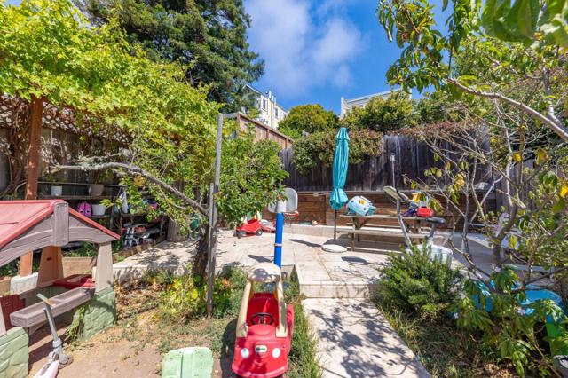 440442 29th Street, San Francisco CA: https://media.crmls.org/mediaz/1411b77c-da8b-4bb7-8c6f-d7d950b9add0.jpg