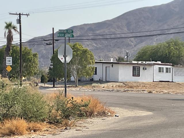 76 Desert Shores Drive, Thermal CA: https://media.crmls.org/mediaz/1412461f-1e4a-4751-87b9-4617a2bdda3a.jpg