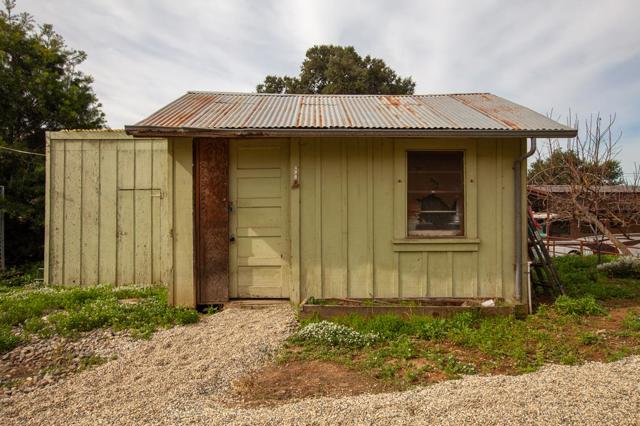 820 Comstock Road, Hollister CA: https://media.crmls.org/mediaz/1412d74a-e76f-4722-aa09-57c06811252f.jpg