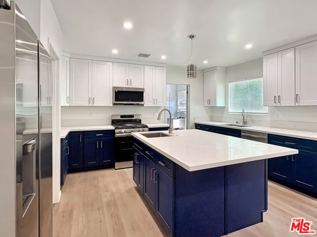 170 N Orange Drive, Los Angeles CA: https://media.crmls.org/mediaz/14136b0f-ab27-4309-beb5-f4103e36e24d.jpg