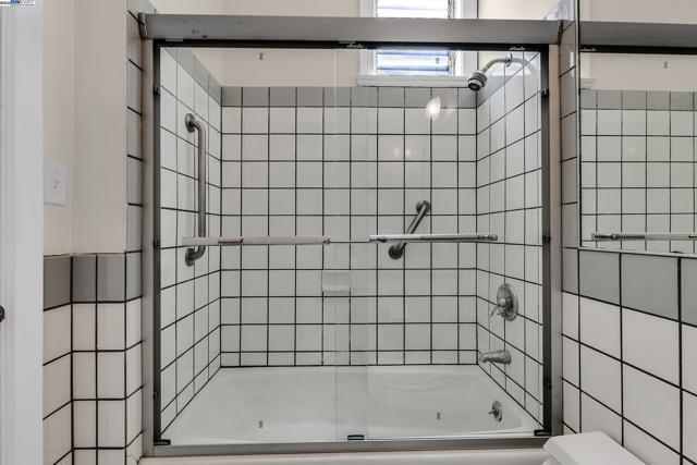 4134 Fulton St, San Francisco CA: https://media.crmls.org/mediaz/141409ba-04af-4e9c-8c15-d82f15b8c125.jpg