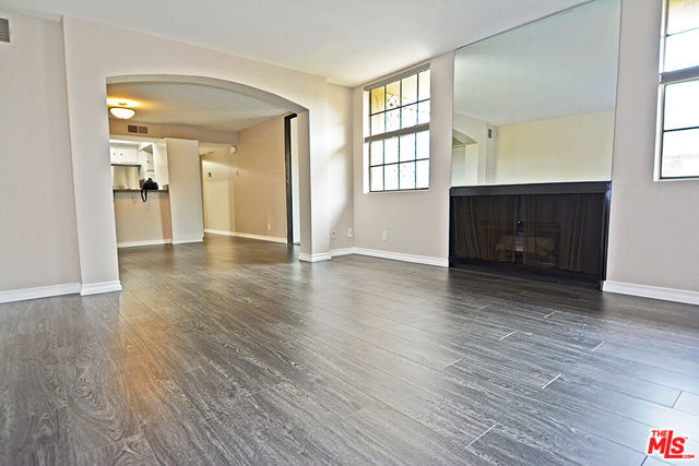 750 N Kings Road, West Hollywood CA: https://media.crmls.org/mediaz/14149a4b-c5f3-48aa-860b-d92c2a725622.jpg