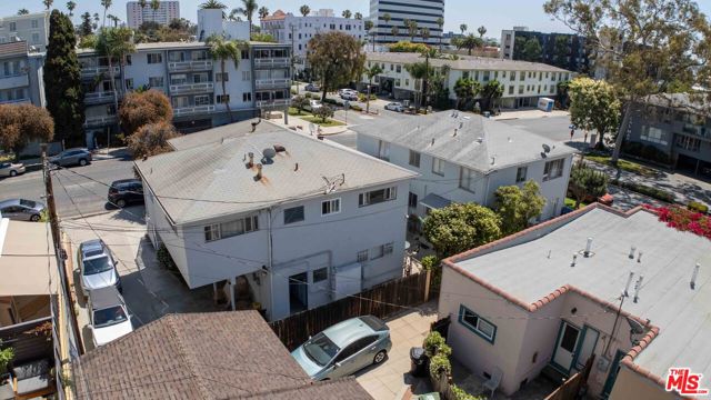 231 California Avenue, Santa Monica CA: https://media.crmls.org/mediaz/1415f452-a9df-46f3-b3c9-0fe0d0fb1c34.jpg