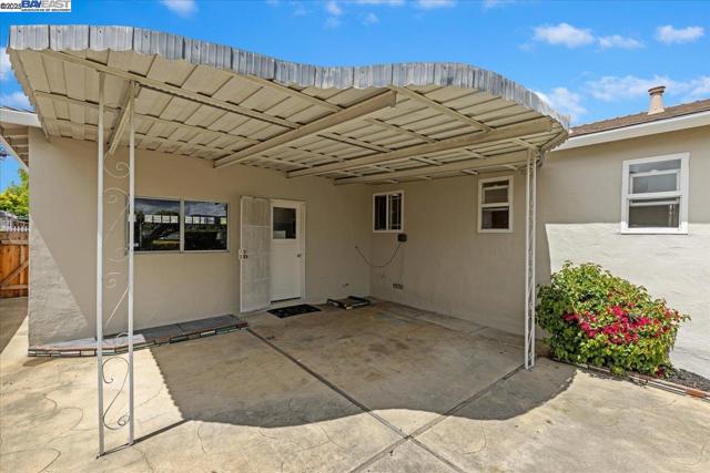 19678 Bernal Street, Castro Valley CA: https://media.crmls.org/mediaz/141659e9-3306-43cb-99dd-4bb37a2b9148.jpg