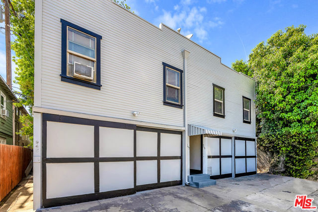 945 N Hilldale Avenue, West Hollywood CA: https://media.crmls.org/mediaz/14171c47-9e6b-4590-9fd8-7d89c498e5ca.jpg