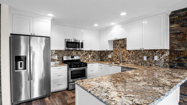 Detail Gallery Image 4 of 36 For 812 Kalpati Cir #E,  Carlsbad,  CA 92008 - 2 Beds | 3 Baths