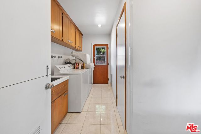 4260 S Cloverdale Avenue, Los Angeles CA: https://media.crmls.org/mediaz/1418d323-2394-43a7-a5f0-2da40bfc7fa9.jpg