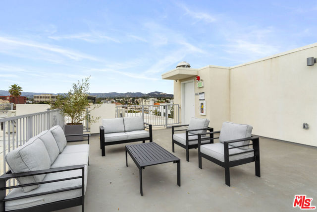 11727 Kiowa Avenue, Los Angeles CA: https://media.crmls.org/mediaz/141997f3-887e-479b-a421-86114888c567.jpg