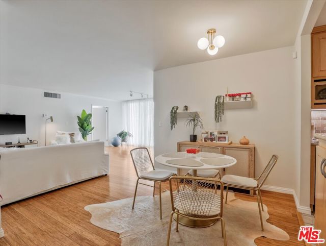 9950 Durant Drive, Beverly Hills CA: https://media.crmls.org/mediaz/1419bd02-e67b-4487-b823-9481fcdc23e0.jpg