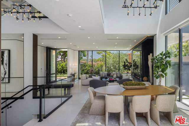 137 S Wetherly Drive, Beverly Hills CA: https://media.crmls.org/mediaz/141a9eb0-c3b4-4f08-81ee-aa3dbe7d1e36.jpg