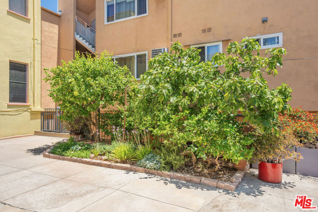 4426 Price Street, Los Angeles CA: https://media.crmls.org/mediaz/141abc13-c650-4f85-bf39-6307a55e43fe.jpg