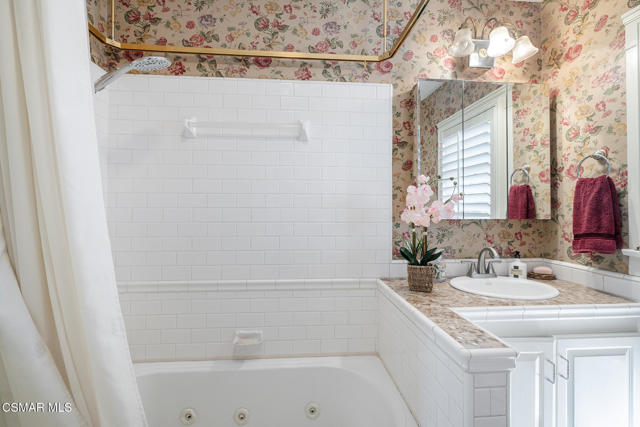 13721 Telegraph Road, Santa Paula CA: https://media.crmls.org/mediaz/141af94f-5123-4325-8a9f-3bbd69bad05f.jpg