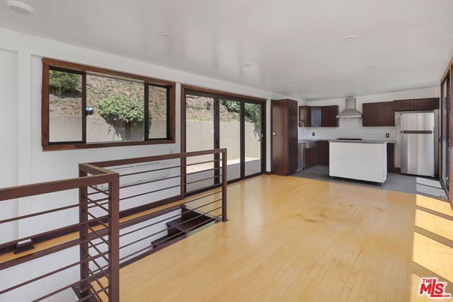 8629 Franklin Avenue, Los Angeles CA: https://media.crmls.org/mediaz/141bfa17-c3e2-4310-b1c8-e17329757a2b.jpg
