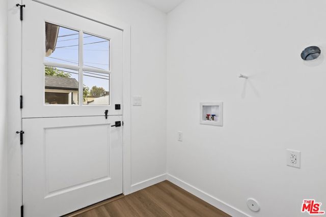 2700 S Palm Grove Avenue, Los Angeles CA: https://media.crmls.org/mediaz/141da2c2-df35-4612-97c0-884e176e2ad8.jpg