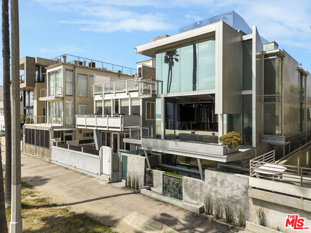 2911 Ocean Front Walk, Venice CA: https://media.crmls.org/mediaz/141da686-1e9a-482b-b67b-8f0fbb808749.jpg