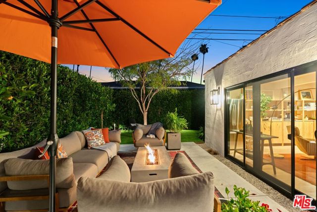 3864 3rd Avenue, Los Angeles CA: https://media.crmls.org/mediaz/141e203e-3c0f-435d-8aa2-782c2883d9e7.jpg