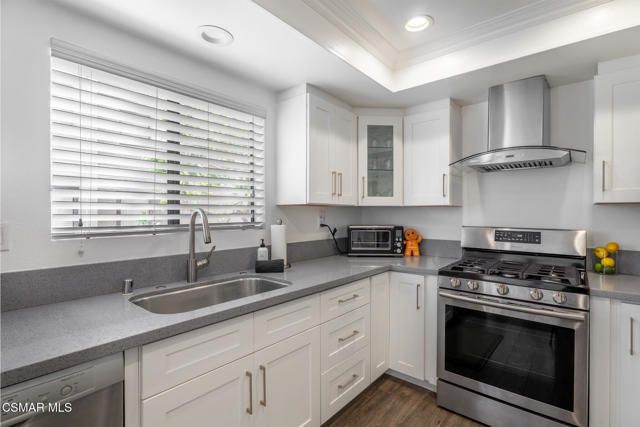 21901 Burbank Boulevard, Woodland Hills CA: https://media.crmls.org/mediaz/141ed6de-cc6f-493b-8754-d747f284b902.jpg