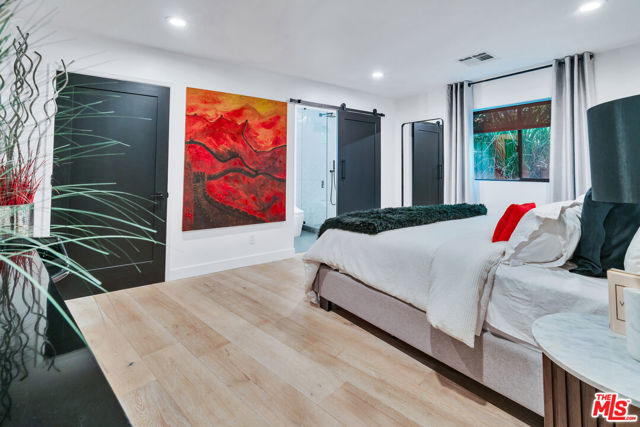 3001 Dona Nenita Place, Studio City CA: https://media.crmls.org/mediaz/141f3340-9731-428c-befd-ef1f986042a4.jpg