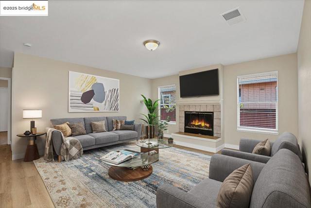 10500 Creekside Circle, Oakland CA: https://media.crmls.org/mediaz/141ffd95-4bc2-4618-a526-25e1014389a1.jpg