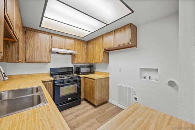 593 Parkview Dr, Lake Elsinore CA: https://media.crmls.org/mediaz/1421c086-e1eb-4ebe-858e-c12f33a8e5eb.jpg