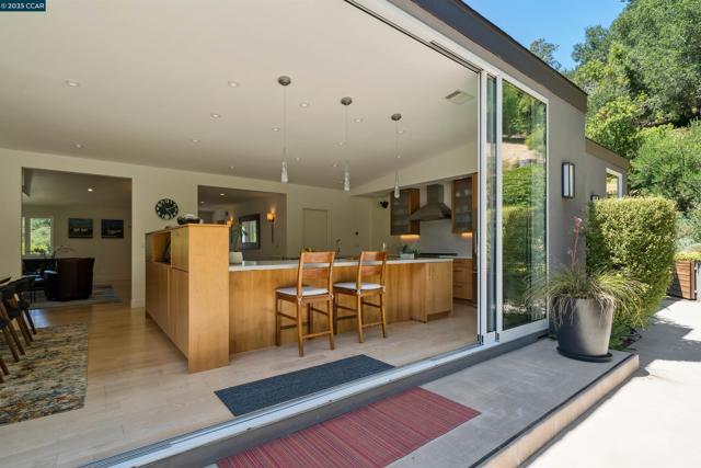 10 ICHABOD LANE, Orinda CA: https://media.crmls.org/mediaz/1421dc99-5770-4392-8ce8-7001eea6c88d.jpg