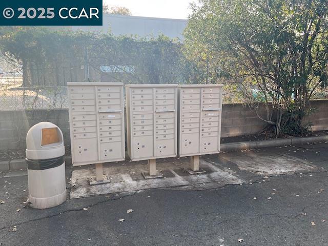 1975 Bonifacio St, Concord CA: https://media.crmls.org/mediaz/14222a72-e7ad-4e08-a894-eb984858b902.jpg