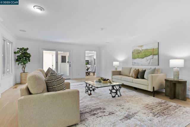 120 Heritage Oaks Pl, Alamo CA: https://media.crmls.org/mediaz/14231fb3-0c9c-432b-870c-746a634ac059.jpg