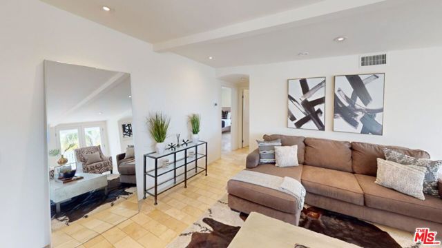 6240 Mulholland Highway, Los Angeles CA: https://media.crmls.org/mediaz/1423219c-002b-4df4-8ae0-b31650ecdff0.jpg