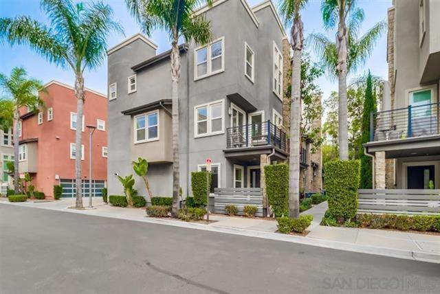 7824 Inception Way, San Diego CA: https://media.crmls.org/mediaz/142362f7-1784-4dba-a9d0-94f9fe73264d.jpg