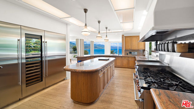 28808 Cliffside Drive, Malibu CA: https://media.crmls.org/mediaz/1423dd1e-4a20-463e-ab08-b9967c5ffe31.jpg