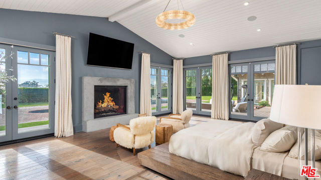 6815 Dume Drive, Malibu CA: https://media.crmls.org/mediaz/142438a9-52b1-4190-be8b-f86958338d81.jpg