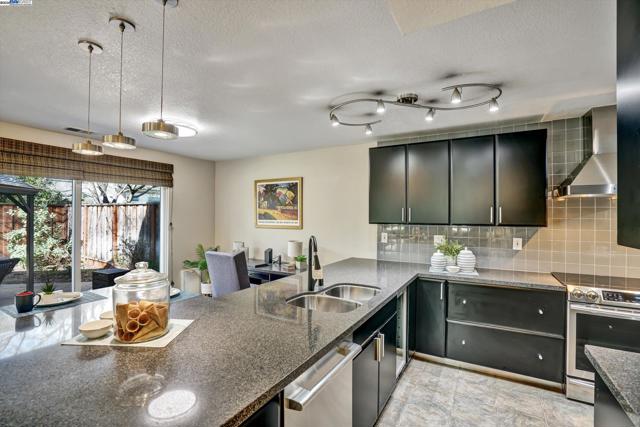 30 San Vicente Ct, Danville CA: https://media.crmls.org/mediaz/142438c7-acba-40d1-af65-52a03d0164bb.jpg