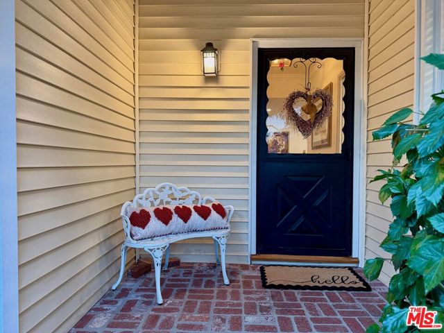 13957 Chandler Boulevard, Sherman Oaks CA: https://media.crmls.org/mediaz/1424784d-ae17-4527-8754-f9ee4918cab7.jpg