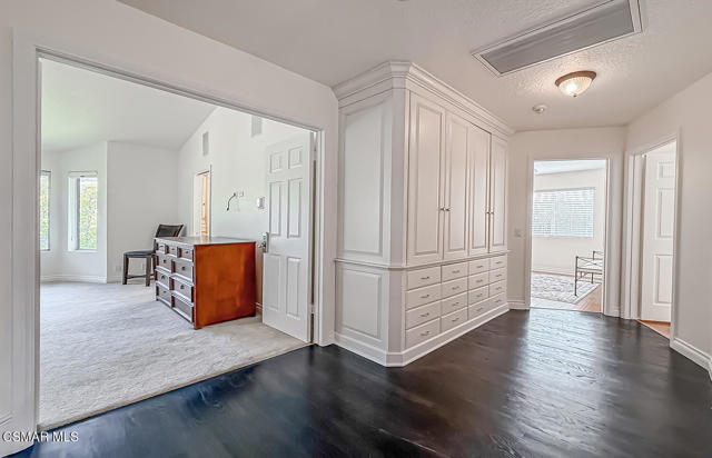 2848 Bayham Cir, Thousand Oaks CA: https://media.crmls.org/mediaz/1424b635-93dc-427b-80e2-b0c6fd85f5e1.jpg