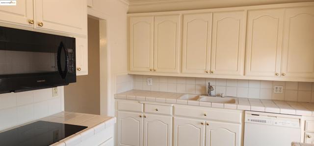 3672 Del Monte Way, San Leandro CA: https://media.crmls.org/mediaz/142577f9-61e0-4dc5-b91a-4902580f8edb.jpg