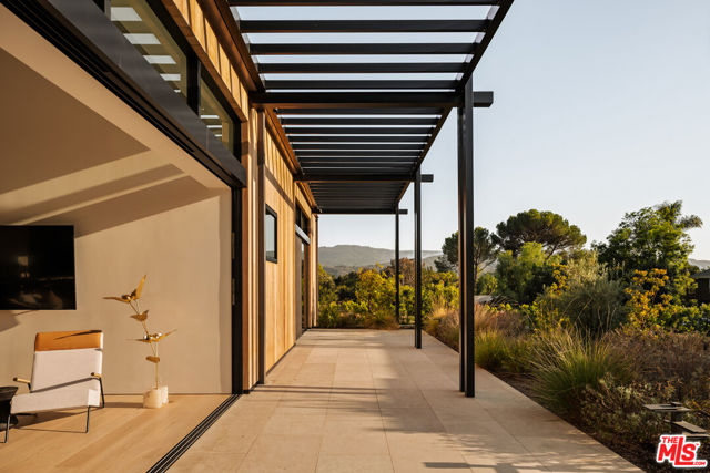 1225 Shippee Lane, Ojai CA: https://media.crmls.org/mediaz/14263c88-dbe2-4215-a244-56ad246390e3.jpg