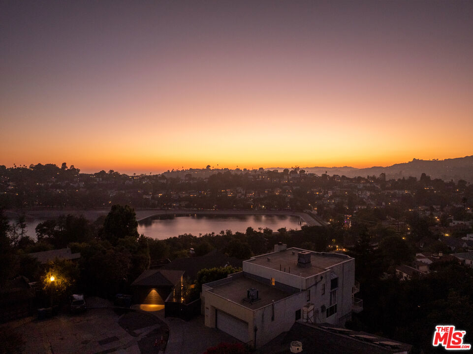 https://media.crmls.org/mediaz/142664d9-cf77-4840-9a3a-b3e13f30d91f.jpg?preset=X-Large