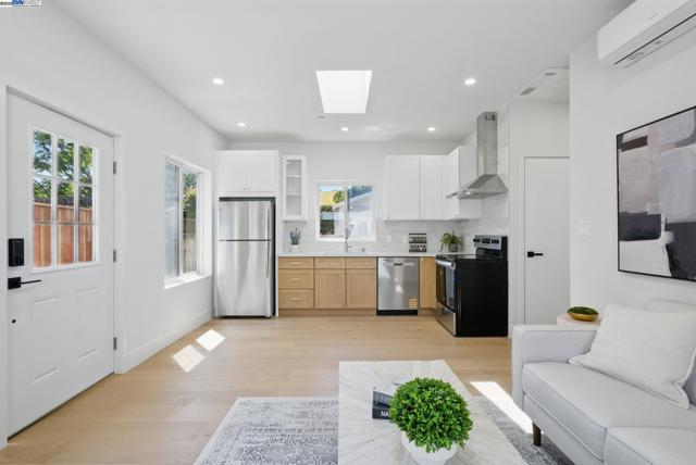 175 N Frances St, Sunnyvale CA: https://media.crmls.org/mediaz/1426ceee-bcba-420f-bd54-9e13cd0b7425.jpg