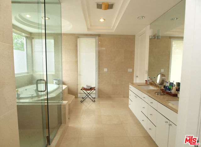 269 N Bundy Drive, Los Angeles CA: https://media.crmls.org/mediaz/14276181-2da4-49ae-bab1-fc54dec630d9.jpg