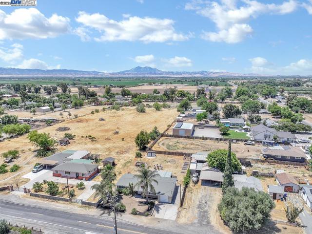 1941 Eden Plains Rd, Brentwood CA: https://media.crmls.org/mediaz/1427f36f-4d8b-46ea-b9be-224d7bda8561.jpg